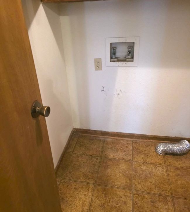 Building Photo - Great 3 Bed 2 Bath 2 Car Garage Split Level Duplex- Pets ok!