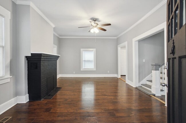 Building Photo - Large 4BR/2BA Downtown House Walking Dista...