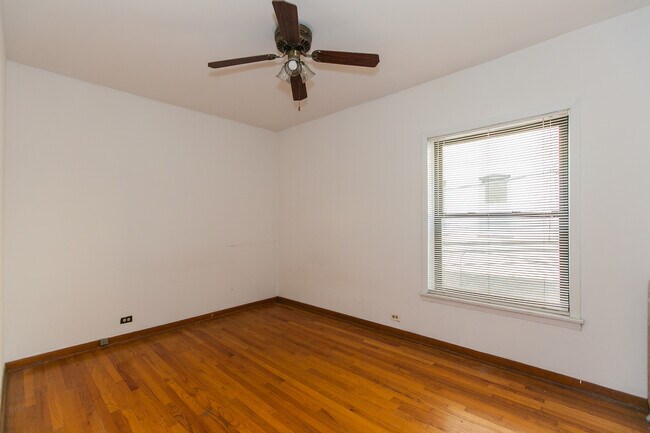 Building Photo - 520 W Diversey Pkwy