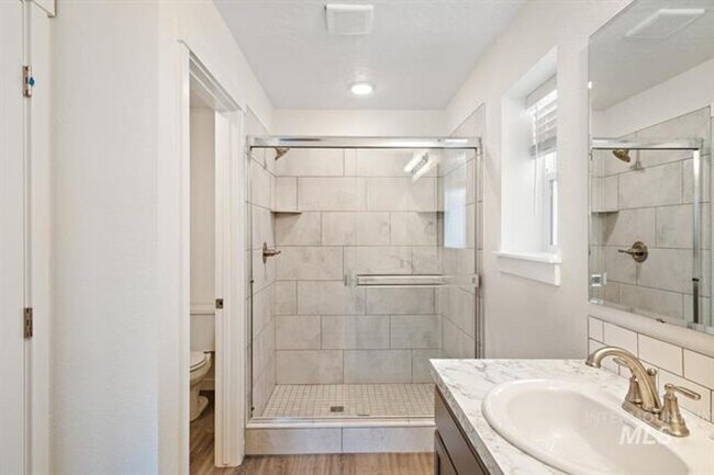 Building Photo - Adorable Townhome in South Meridian
