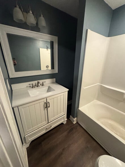 Building Photo - 5135 Stanley Ave