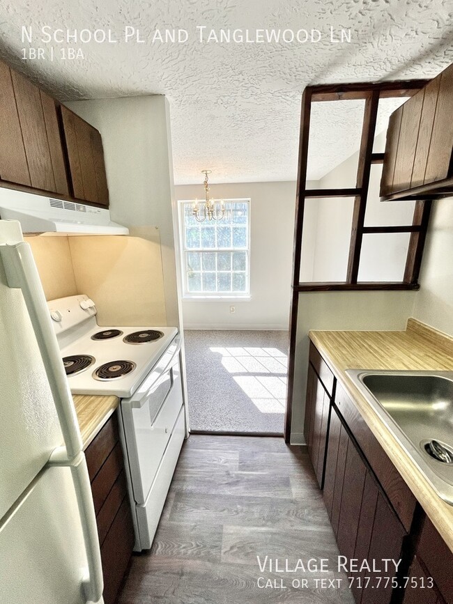 Building Photo - MOVE-IN READY! Top Floor! Roomy 1-Bed with...