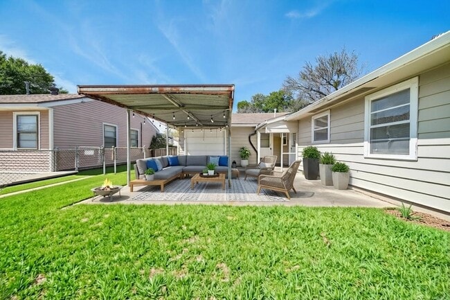 Building Photo - 602 N Circle Dr