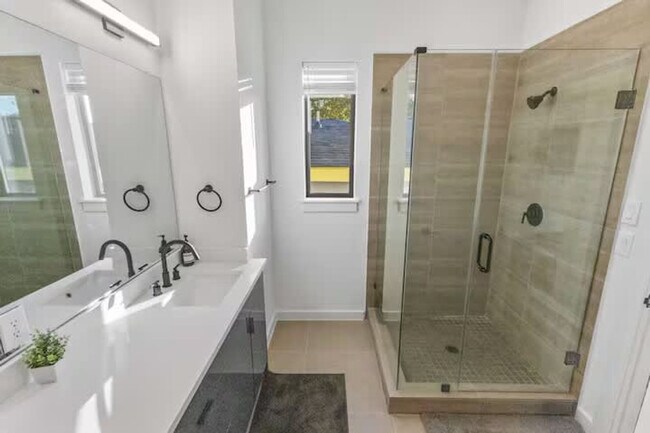 Building Photo - 6740 Peerless St