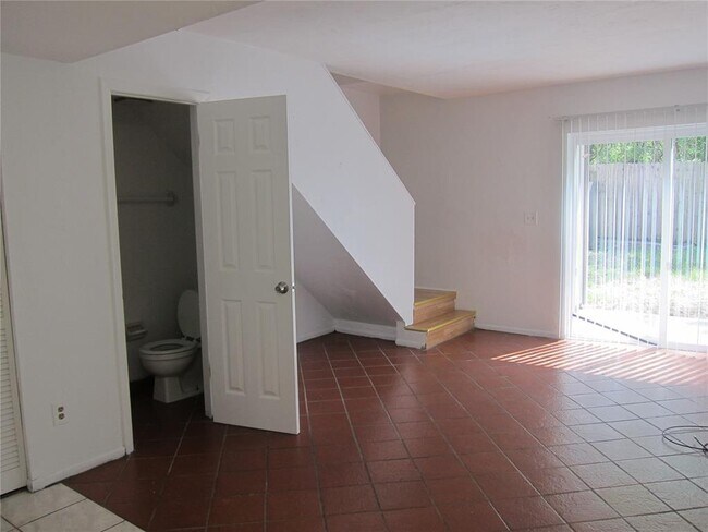 Building Photo - 6417 SW 9th Ave