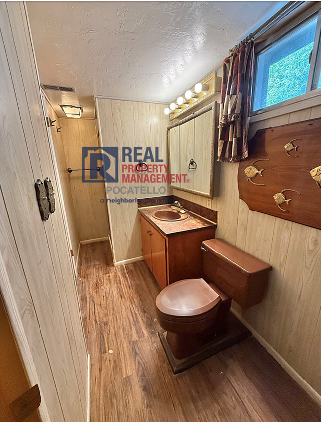 Building Photo - 2 bedroom 2 bath home - dettached garage n...