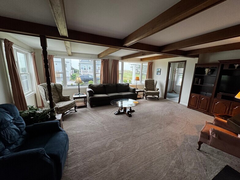 Building Photo - 72 Oceanside Dr