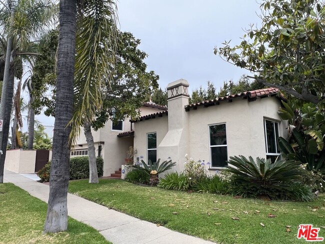 Building Photo - 1650 S Crest Dr