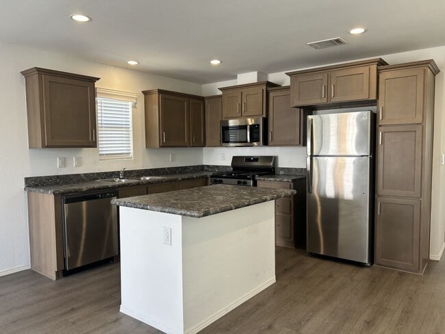 Building Photo - 1601 S Sandhill Rd