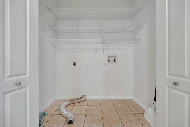 Building Photo - Beautiful 4 bed/ 3.5 bath Rental ~ Coming September