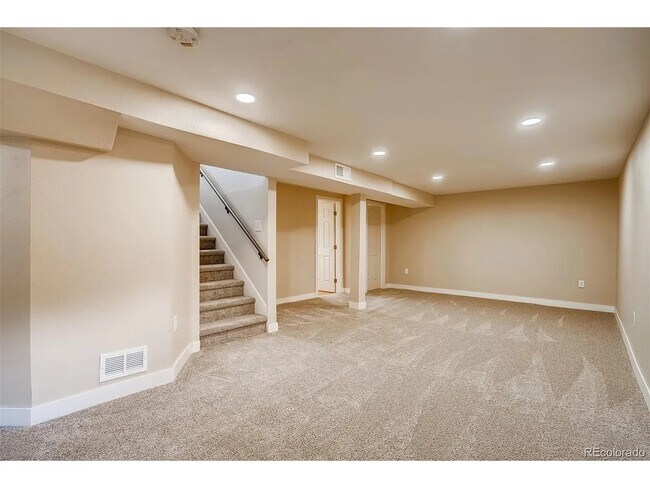 Building Photo - 8521 Crescent Dr