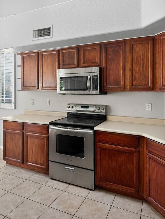 Building Photo - Charming 4 Bedrooms/ 3.5 Bath Home in Desirable Fox Crossing!!