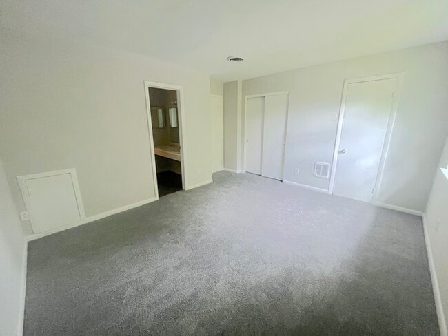 Building Photo - BEAUTIFUL TWO BEDROOM 1.5 BATHROOM APARTME...