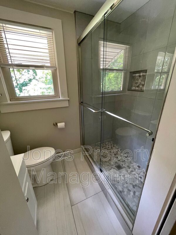 Building Photo - 1419 N Main St