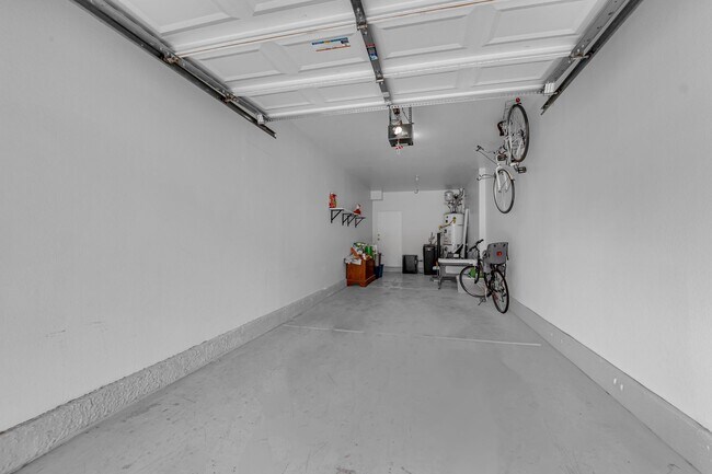 Building Photo - Charming 2 bedrooms 2 Bathrooms in the Amb...