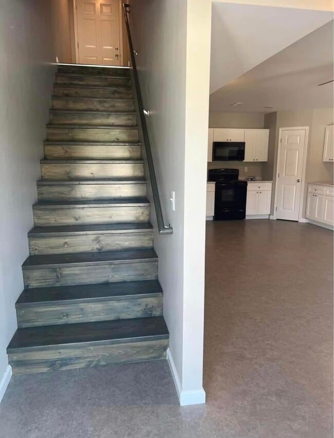 Building Photo - 2 bed, 1.5 bath Townhouse