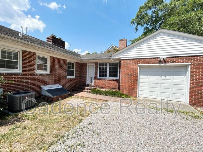 Building Photo - 1607 Azalea Dr