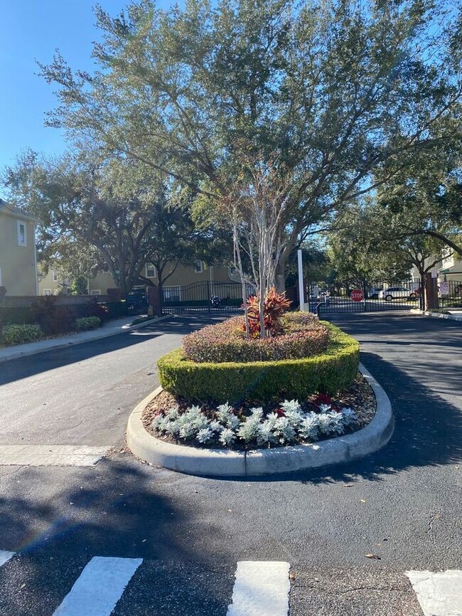Building Photo - Fully Furnished Town House 3 Bedroom/2.5 B...