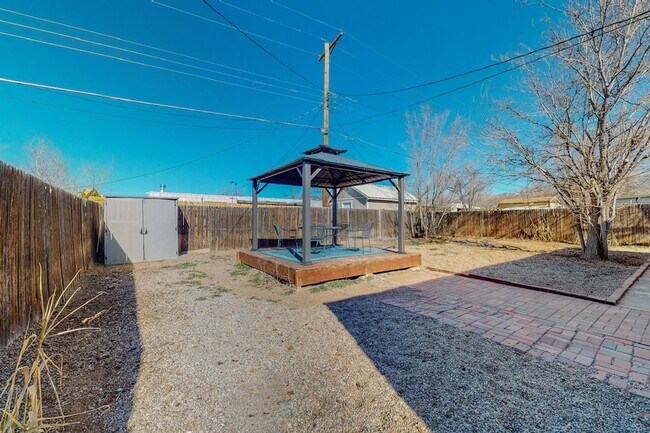 Building Photo - Charming NE Heights 3 Bedroom 2 Bath