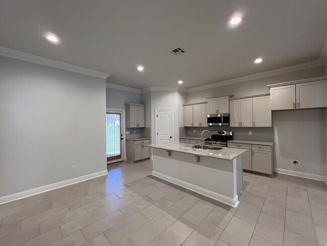 Building Photo - 9922 Stratford Dr