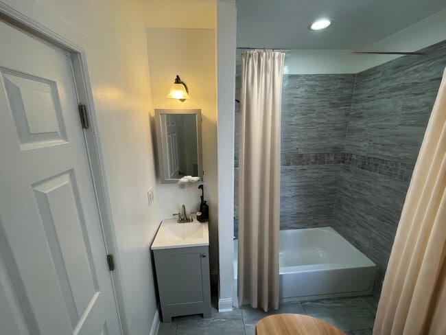 Building Photo - 5123 S Indiana Ave