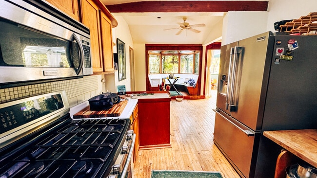 Building Photo - 971 Old Topanga Canyon Rd
