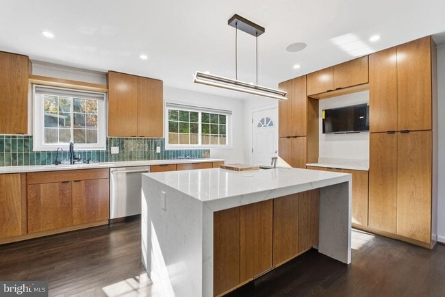 Building Photo - 3700 Emily St