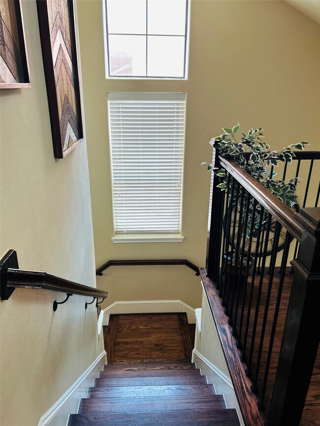 Building Photo - 1049 W 22nd St