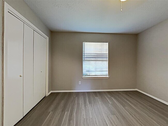 Building Photo - 8615 Riverside Walk Ln