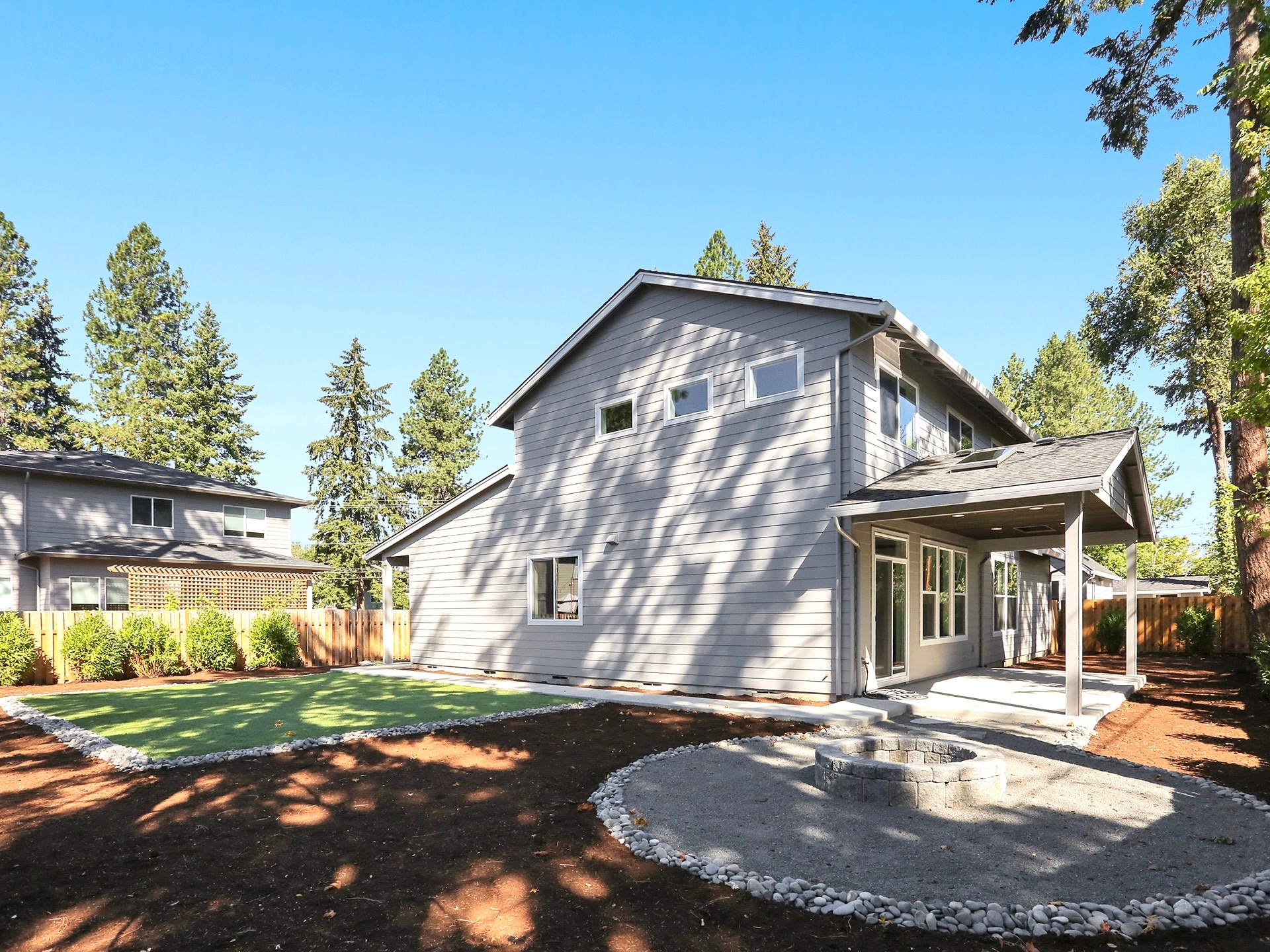 Building Photo - 84 SW Meadow Dr