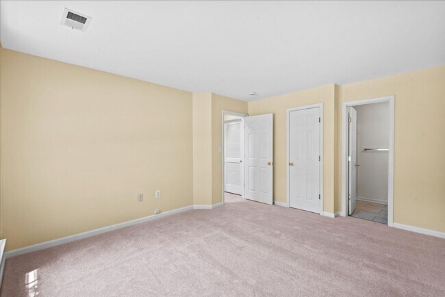 Building Photo - Modern Comfort Meets Convenience, Close to...