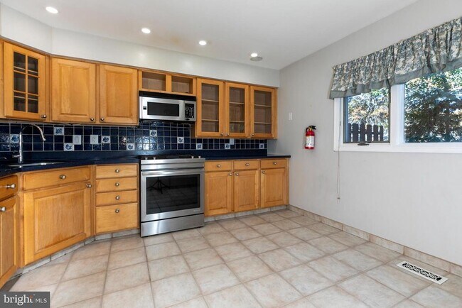 Building Photo - 11 Lexington Ct