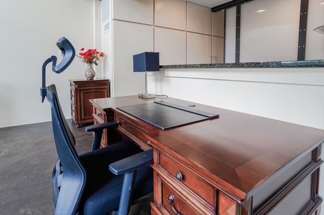 Building Photo - Fully Furnished 2-Level Condo for Traveling Nurses | 1,549 Sq Ft | Private Parking | Shared Living