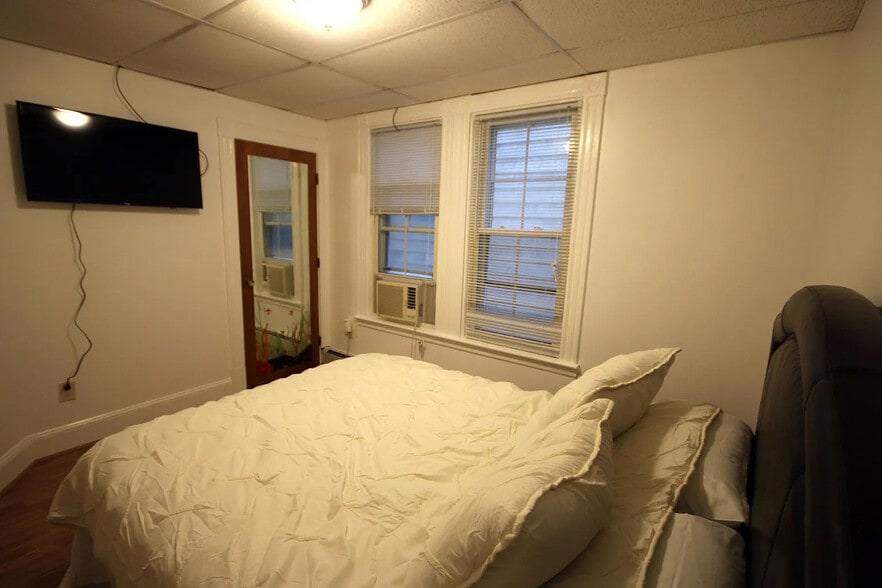 Building Photo - 105 Leyden St