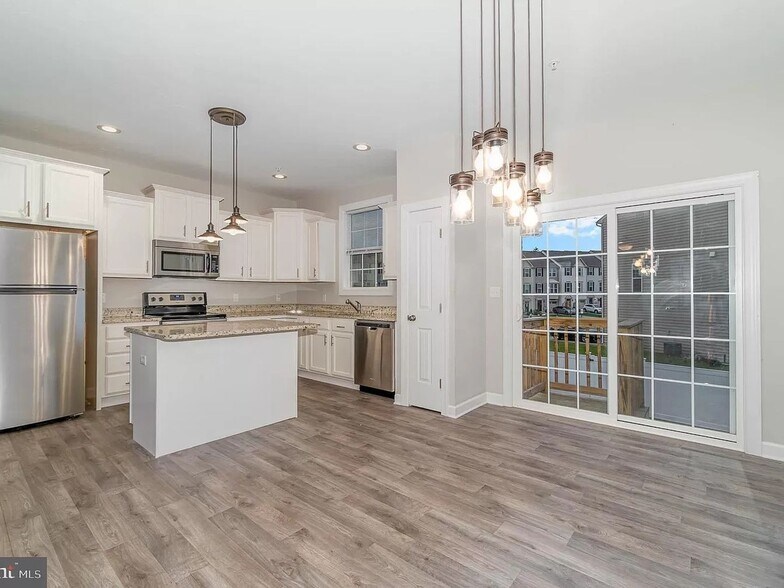 Building Photo - 502 Charles Ave