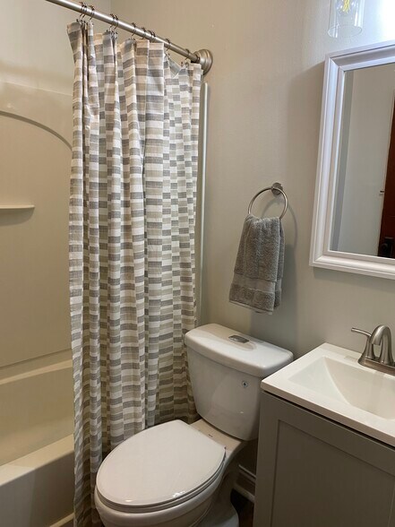 Building Photo - 1409 Highview Ave