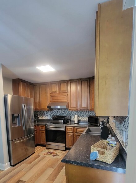 Building Photo - 725 Phillips Dr
