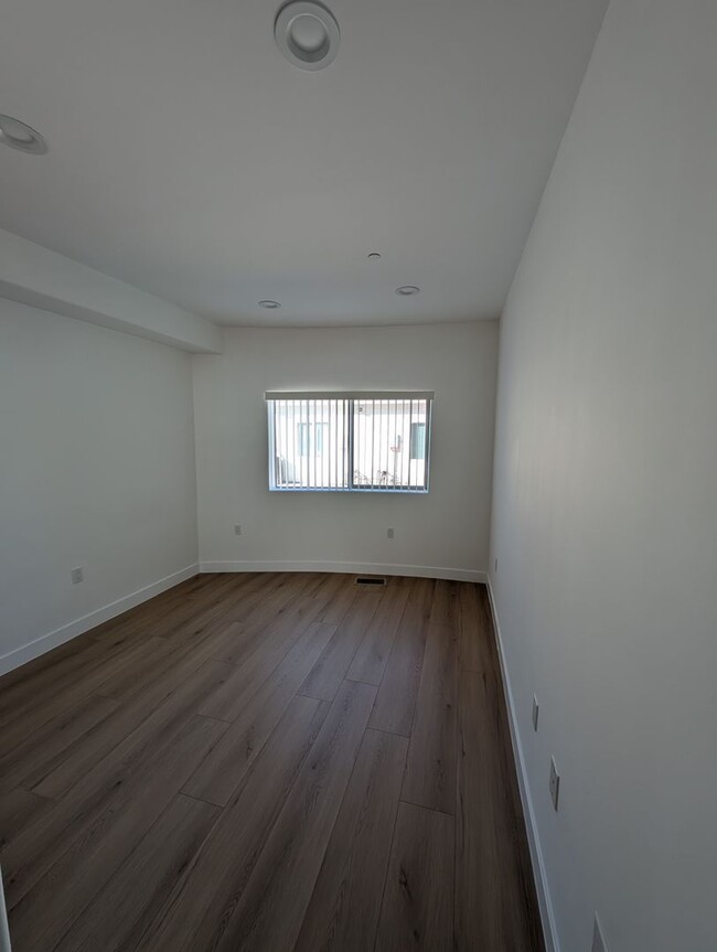 Building Photo - 1109 La Peer Dr