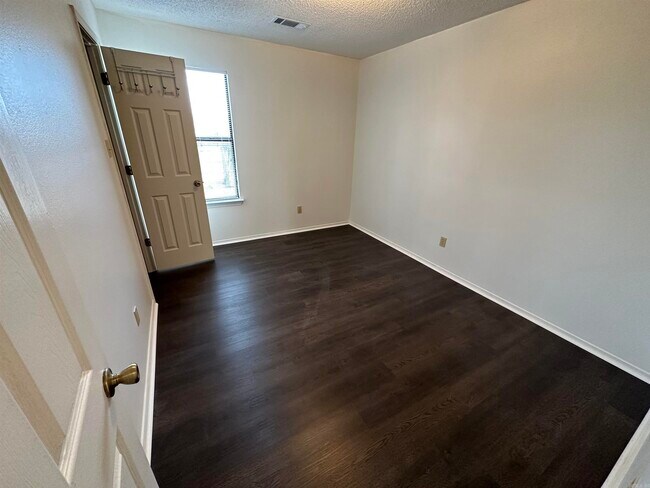 Building Photo - 1608 Waldron Cove