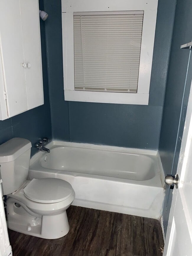 Building Photo - Newly Reduced Price! 2 Bedroom 1 Bath; Se Habla Espanol