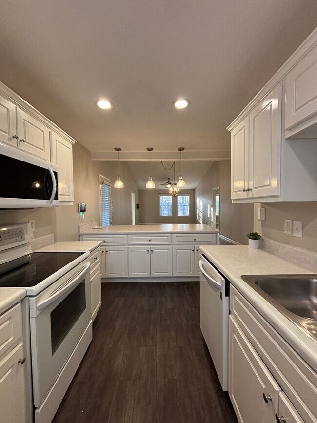 Building Photo - AVAILABLE NOW- LOW MAINTENANCE, MOVE-IN READY PATIO HOME IN NE COLUMBIA!!