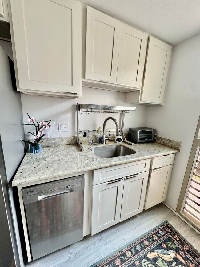 Building Photo - Available Now | Fully Furnished 1 Bedroom,...