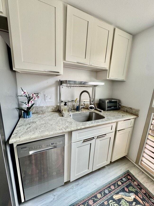 Building Photo - TAvailable Now | Partially  Furnished 1 Be...