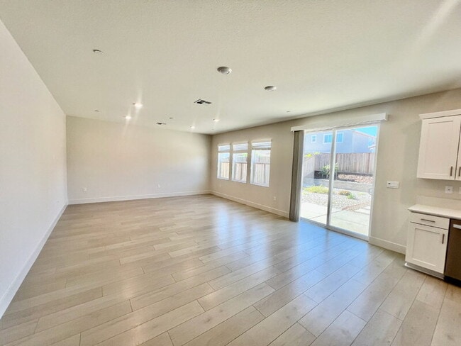 Building Photo - 3215 Center Dr