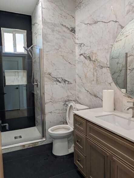 Building Photo - 3036 Greenwood Dr