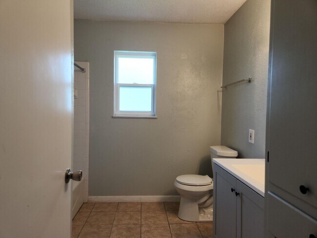 Building Photo - Amazing home on large property