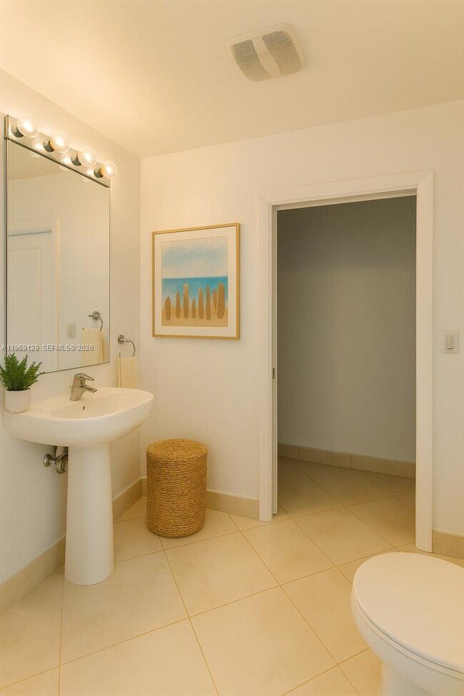 Building Photo - 1900 N Bayshore Dr