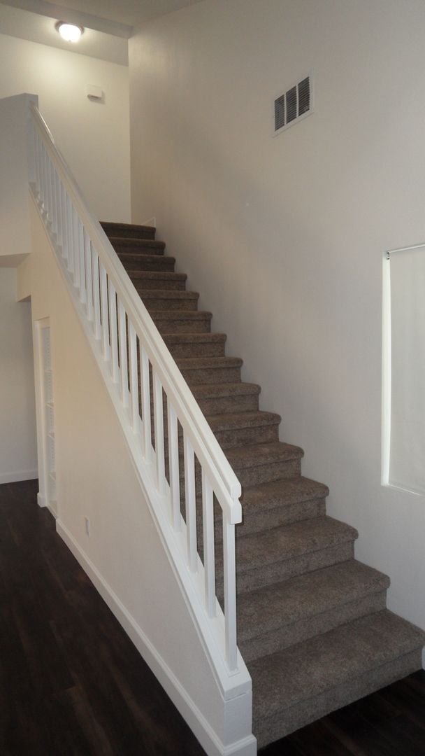 Building Photo - End-Unit 3BR 2.5BA Townhome w/ 2 Car Attached Garage