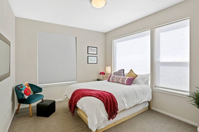 Building Photo - City View Haven: Modern 2-Bed Townhome in ...
