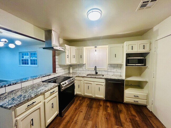 Building Photo - Updated 3 bedroom home in great location!